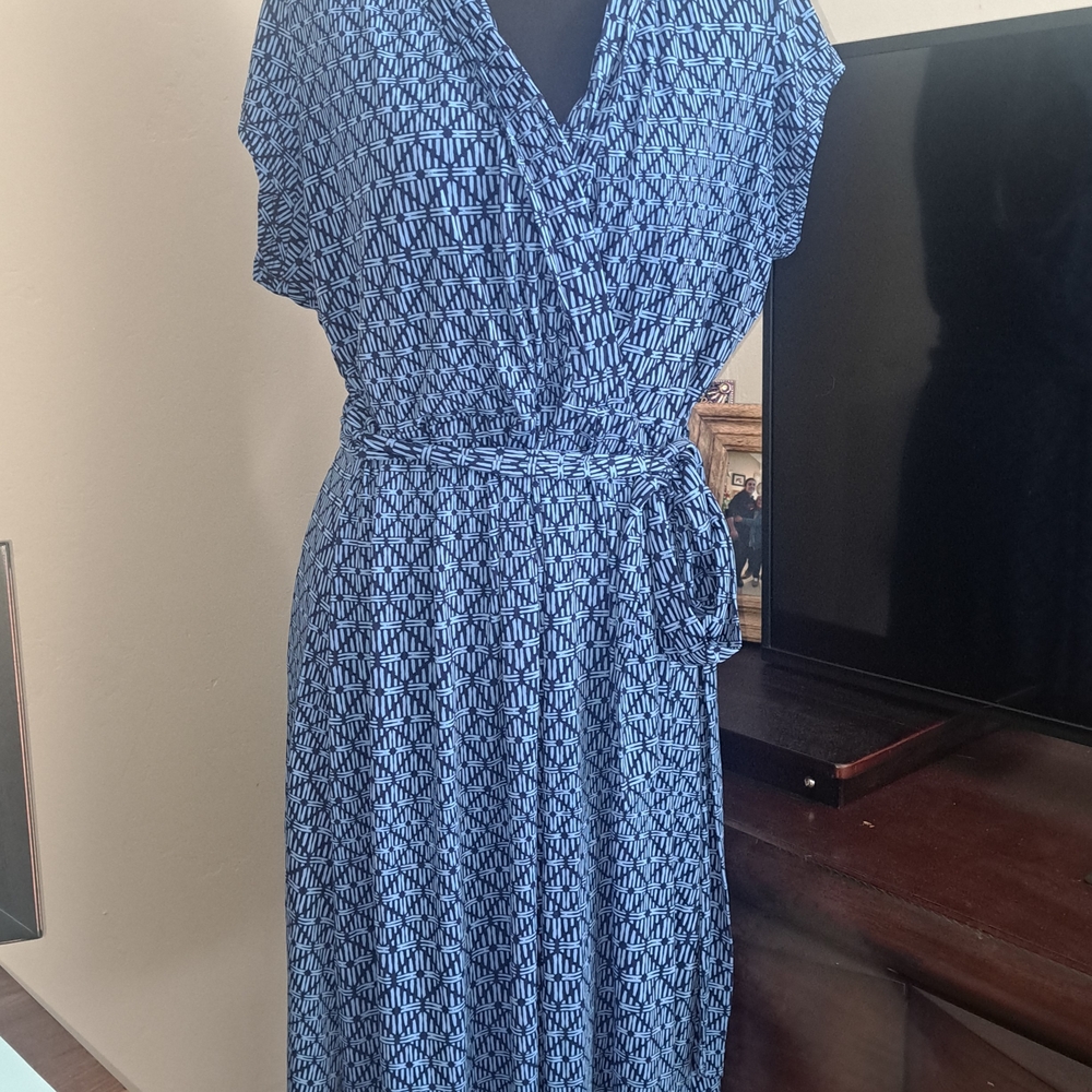 Liz Claiborne Blue and White Ruffled Tie Front Midi Dress